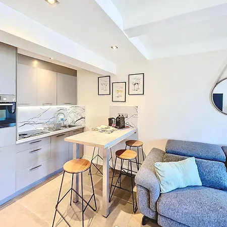2 Bedroom Croisette Balcony & Sea View Olam Apartment Cannes